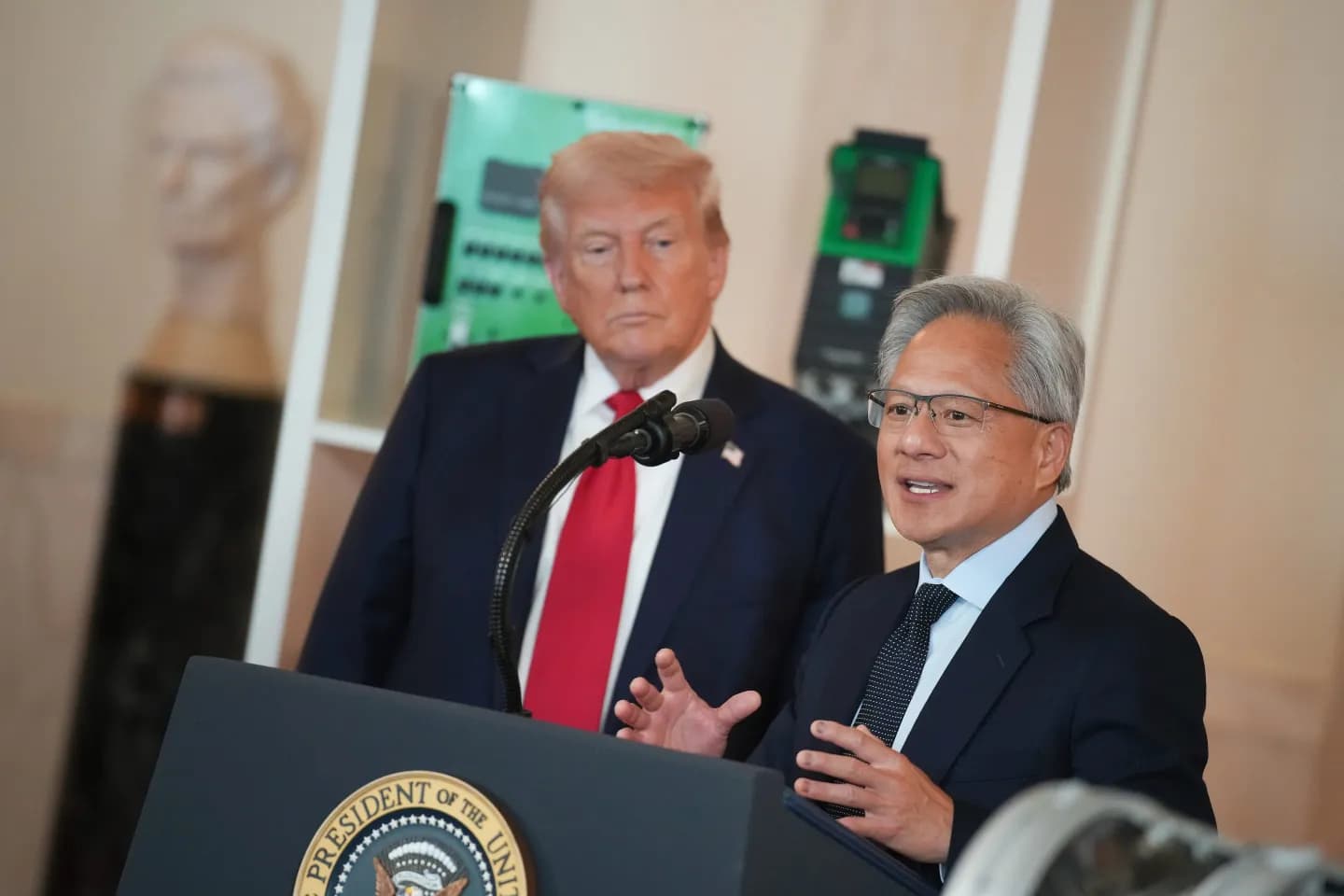 Cover Image for Война чипов: как сделка Трампа с Nvidia и AMD перенаправила экспортный контроль США