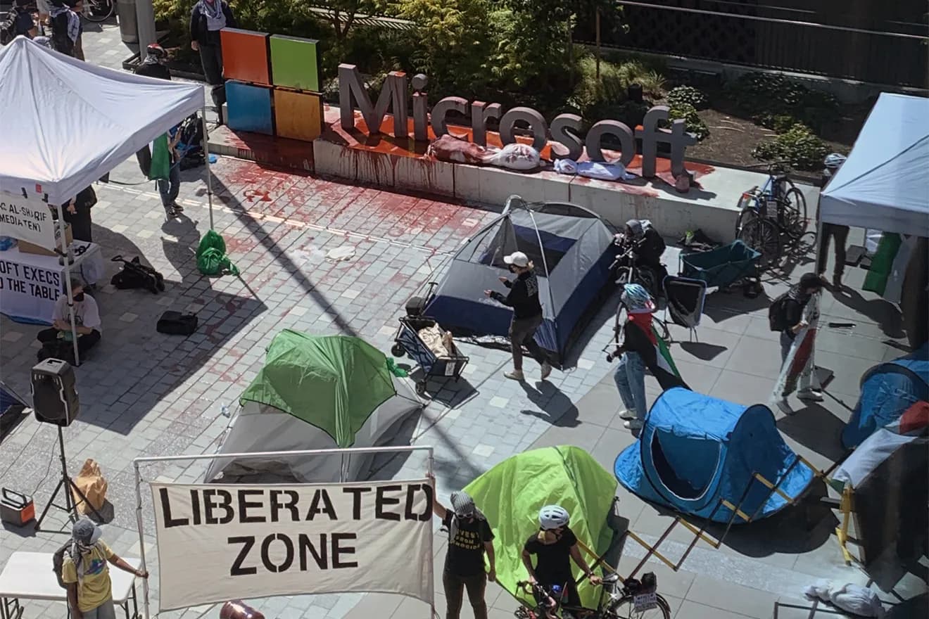 Cover Image for Сотрудницу Microsoft арестовали во время протеста против контрактов с Израилем